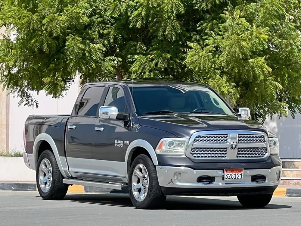 دودج رام 1500 Laramie Crew 5.7L 2015 مستعملة